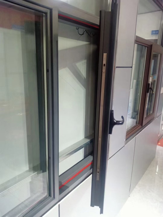 防火窗在高層建筑中的應(yīng)用與重要性